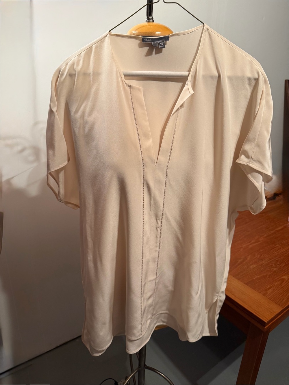 Vince Silk Blouse Cream Ivory Short Sleeve V-Neck Ladder Open Stitch Detail Sz L